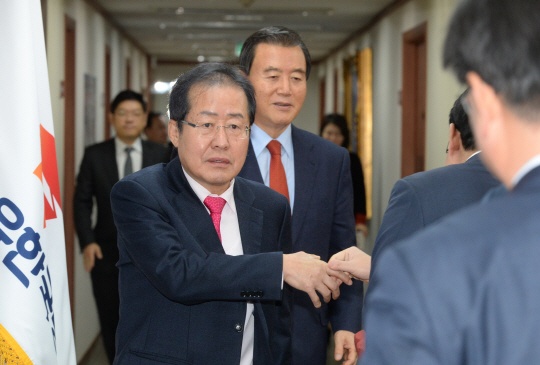 홍준표(왼쪽) 자유한국당 대표가 6일 오전 여의동 당사에서 열린 당대표·최고위원·시도당위원장 연석회의에 입장하며 시도당위원장들과 인사하고 있다.
