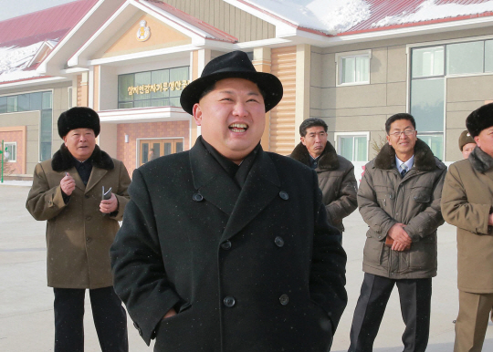 김정은 북한 노동당 위원장이 양강도 삼지연군에 새로 건설된 삼지연 감자가루생산공장을 방문해 시찰했다고 조선중앙통신이 6일 보도했다. 김 위원장이 지난 3일 자강도 만포시의 이동식미사일발사대(TEL) 타이어 생산공장을 방문했다는 보도로 볼 때 중국 접경 지역 일대를 시찰 중인 것으로 분석된다.