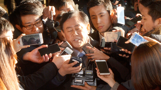 국가정보원 특수활동비 1억 원 수수 혐의를 받는 최경환 자유한국당 의원이 6일 서초동 서울중앙지검에 출석하며 취재진의 질문을 받고 있다.