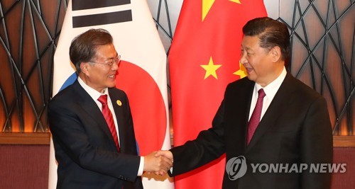 (다낭<베트남>=연합뉴스) APEC 정상회의 참석 중인 문재인 대통령과 시진핑 중국 국가주석이 11일 오후(현지시간) 베트남 다낭 크라운플라자 호텔에서 열린 정상회담에서 반갑게 미소지으며 악수하고 있다. 2017.11.11