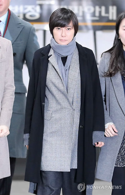 (서울=연합뉴스) 삼성그룹을 압박해 한국동계스포츠영재센터에 후원금을 내게 한 혐의 등으로 기소된 최순실씨 조카 장시호씨 6일 오후 서초구 서울중앙지법에서 열리는 1심 선고공판에 출석하고 있다.