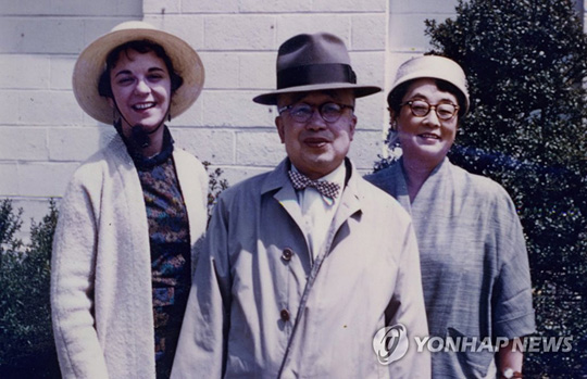 (서울=연합뉴스) 대한제국의 마지막 황세손인 이구(李玖·1931∼2005) 씨의 전 부인인 ‘줄리아 리’(본명 줄리아 멀록)가 세상을 떠난 사실이 뒤늦게 알려졌다. 향년 94세. 사진은 시아버지 영친왕과 함께한 모습(왼쪽). 이구는 고종의 일곱째 아들이자 황태자인 영친왕 이은(1897∼1970)의 유일한 생육으로 대한제국의 마지막 황세손이다. [연합뉴스 자료사진]