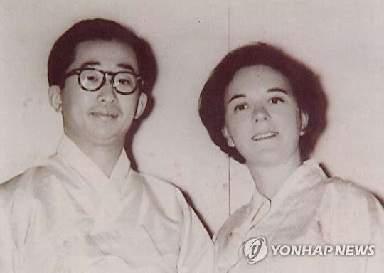 (서울=연합뉴스) 대한제국의 마지막 황세손인 이구(李玖·1931∼2005) 씨의 전 부인인 ‘줄리아 리’(본명 줄리아 멀록)가 세상을 떠난 사실이 뒤늦게 알려졌다. 향년 94세. 사진은 젊은 시절의 부부 모습. [연합뉴스 자료사진]