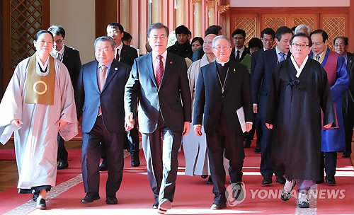 (서울=연합뉴스) 문재인 대통령이 6일 오후 청와대 본관에서 열린 종교지도자 초청 오찬 간담회에 종교지도자들과 입장하고 있다. 왼쪽부터 한은숙 원불교 교정원장,엄기호 한국기독교총연합회 대표 회장,문 대통령,김희중 천주교 조교회의 의장,김영근 성균관장.이날 간담회에는 개신교·불교·유교·원불교·천도교·천주교·민족종교 등 7대 종단 지도자가 참석했다.