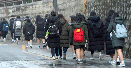 2018 평창동계올림픽을 앞두고 ‘평창 롱패딩’ 열풍이 거센 가운데 7일 오전 서울 모 여고 학생들이 ‘롱패딩’을 입고 등교하고 있다.