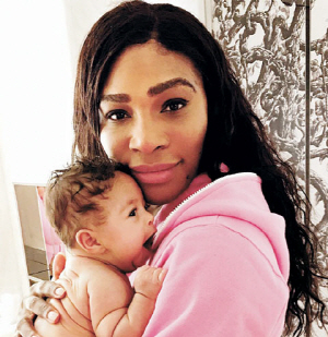 미국의 세리나 윌리엄스가 지난 9월 출산한 딸을 품에 안고 행복한 표정을 짓고 있다.   윌리엄스 인스타그램