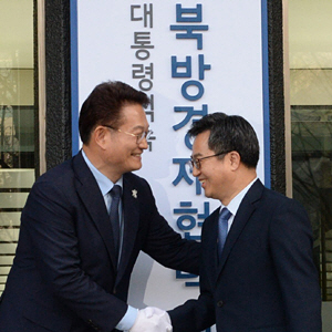 송영길(왼쪽) 북방경제협력위원회 위원장과 김동연 부총리 겸 기획재정부 장관이 7일 오전 서울 광화문 KT빌딩에서 현판식을 가진 뒤 악수하고 있다.