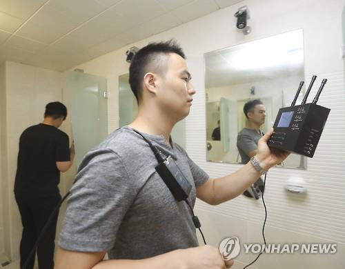 지난해 8월 30일 오전 충북 진천군 진천선수촌에서 보안업체 직원들이 화장실·탈의실을 돌며 몰래카메라 설치 여부를 점검하고 있다.