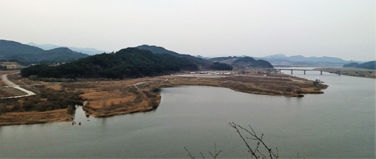 충남 부여군을 활처럼 가로지르는 금강. 금강은 신동엽 시인의 고향이자 창작의 터전이었다. 강의 동쪽, 신 시인의 생가터 인근에는 신동엽문학관과 그의 시비 등이 들어서 있다.