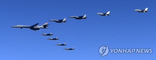 지난 6일 한반도 상공에 전개된 B-1B 폭격기 [연합뉴스 자료사진]