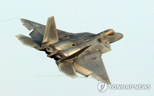 지난 4일 광주 기지에 착륙하는 F-22 전투기 [연합뉴스 자료사진]