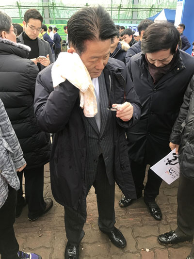 (목포=연합뉴스) ‘김대중(DJ) 영원한 비서실장’으로 불리는 국민의당 박지원 전 대표가 10일 열린 ‘제1회 김대중 마라톤 대회’에서 계란을 맞는 봉변을 당했다.