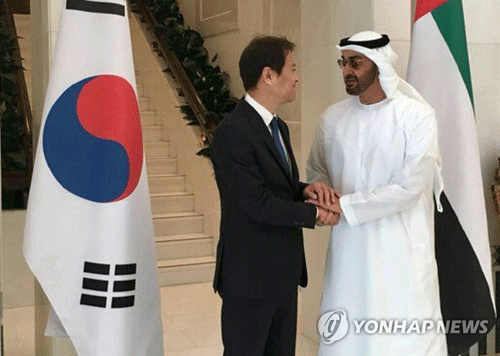 (서울=연합뉴스) 아랍에미리트(UAE)와 레바논에 문재인 대통령의 특사로 파견된 임종석 대통령 비서실장이 10일 오후 모하메드 UAE 왕세제와 만나 악수하고 있다.2017.12.10 [청와대 제공=연합뉴스]