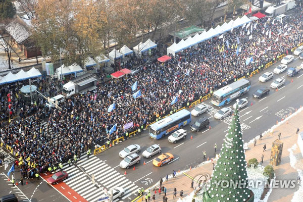 (서울=연합뉴스) 10일 오후 서울 중구 덕수궁 대한문 앞에서 ‘문재인 케어 반대 및 한의사의료기기 사용 반대 전국 의사 총궐기대회’가 열려 시청 앞이 혼잡한 모습을 보이고 있다. 2017.12.10