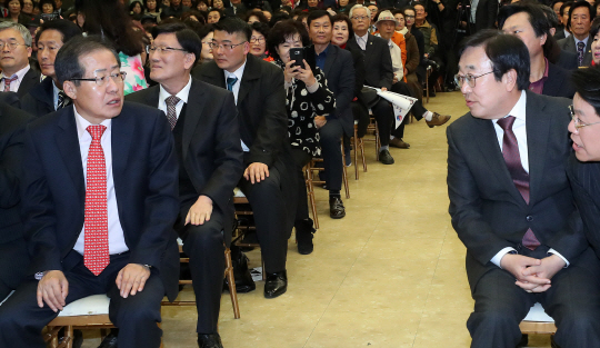 홍준표(앞줄 왼쪽) 자유한국당 대표가 지난 11월 17일 부산 동구 부산일보사에서 열린 김영삼 전 대통령 서거 2주기 토크콘서트에서 서병수(앞줄 오른쪽) 부산시장과 대화를 나누고 있다. 연합뉴스