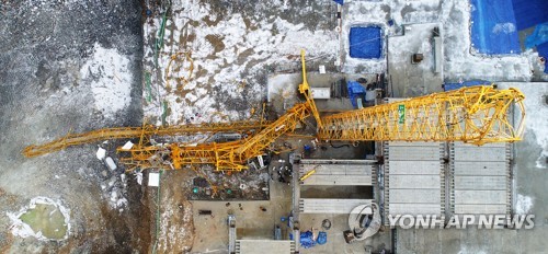 (용인=연합뉴스) 10일 오후 경찰과 국과수 등이 전날 7명의 사상자를 낸 경기도 용인의 한 물류센터 신축공사장 타워크레인 사고 현장에서 합동 감식을 하고 있다. 2017.12.10