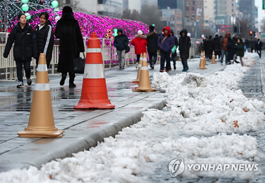 10일 눈이 쌓인 청계광장 인근 모습 [연합뉴스 자료 사진]
