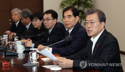 (서울=연합뉴스) 문재인 대통령이 11일 오후 청와대 여민관에서 열린 수석보좌관회의에서 발언하고 있다. 오른쪽부터 문 대통령, 주영훈 경호처장, 하승창 사회혁신수석, 조현옥 인사수석, 김수현 사회수석, 김현철 경제보좌관. 2017.12.11