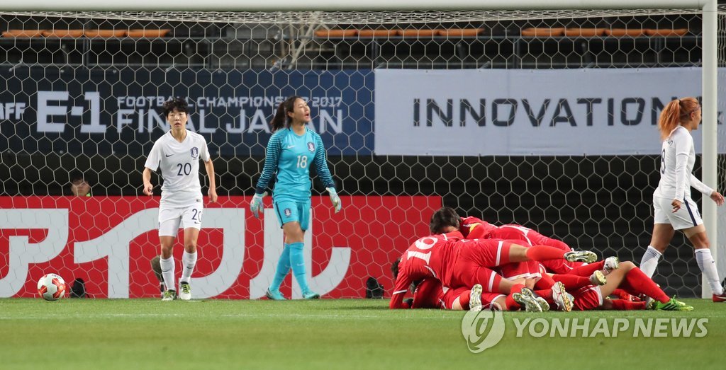 11일 오후 일본 지바현 소가스포츠파크에서 열린 ‘2017 동아시아축구연맹(EAFF) E-1 챔피언십’ 여자 축구대표팀 2차전 한국-북한 경기. 북한의 김윤미가 전반 30분 경 선제골을 터트리고 동료들과 기쁨을 나누고 있다. 한국 골키퍼는 김정미.