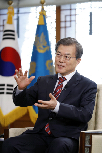 문재인 대통령이 취임 후 첫 중국 방문을 앞둔 지난 8일 청와대 충무실에서 중국 CCTV와 인터뷰를 하고 있다. 문 대통령의 인터뷰는 11일 오후 CCTV를 통해 방송됐다.  청와대 제공