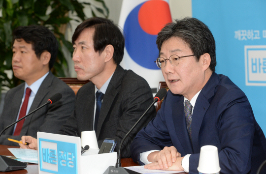 유승민(오른쪽) 바른정당 대표가 12일 오전 국회에서 열린 최고위원·국회의원 연석회의에서 모두발언을 하고 있다.