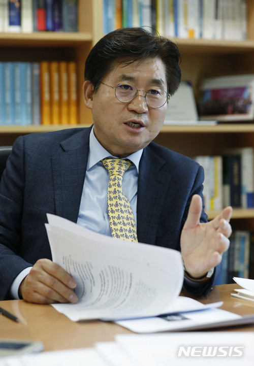 【서울=뉴시스】 한희원 동국대학교 법과대학장이 지난 7일 서울 동국대학교 학장실에서  뉴시스 김현호 상임고문과 국정원 개혁문제에 관해 인터뷰 하고 있다. 2017.12.12.