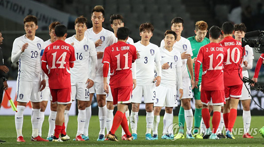 (도쿄=연합뉴스) 12일 오후 일본 도쿄 아지노모토 스타디움에서 열린 ‘2017 동아시아축구연맹(EAFF) E-1 챔피언십’ 남자부 2차전 한국 대 북한 경기에서 승리한 한국 선수들이 경기가 끝나고 북한 선수들과 인사하고 있다. 한국은 이날 경기에서 후반18분 북한 리영철의 자책골로 1 대 0으로 승리했다.