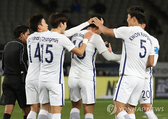 (도쿄=연합뉴스) 12일 오후 일본 도쿄 아지노모토 스타디움에서 열린 ‘2017 동아시아축구연맹(EAFF) E-1 챔피언십’ 남자 축구대표팀 2차전 한국과 북한 경기. 한국 진성욱이 북한 문전서 볼 경합 중 리영철의 자책골로 기록되자 동료들이 축하해 주고 있다.