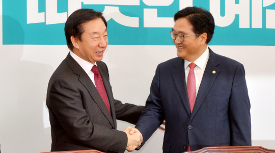 김성태(왼쪽) 신임 자유한국당 원내대표가 13일 오전 국회에서 우원식 더불어민주당 원내대표를 예방해 악수를 하고 있다.