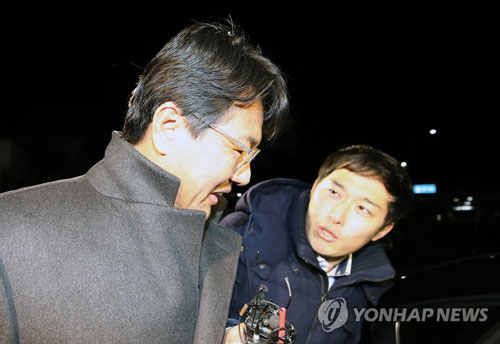 (의왕=연합뉴스) 이명박 정부 시절 청와대 대외전략기획관을 지내며 국군 사이버사령부의 ‘댓글 공작’에 관여한 의혹을 받는 김태효 전 기획관이 13일 오전 구속영장이 기각된 후 경기도 의왕 서울 구치소를 나서 차에 타고 있다.