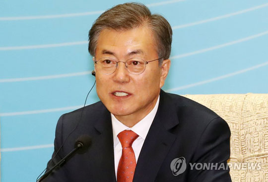 (베이징=연합뉴스) 중국을 국빈방문하는 문재인 대통령이 13일 오후 중국 베이징 조어대 14호각 목단청에서 열린 한-중 비즈니스 라운드테이블에서 인사말을 하고 있다.