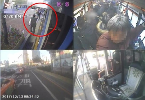 (서울=연합뉴스)  13일 오전 서울 성북구 숭곡초 인근을 지나던 172번 버스에서 한 여고생이 갑자기 의식을 잃고 쓰러졌으나 시민들의 자발적 도움으로 무사히 병원으로 이송됐다. 당시 버스는 출근 시간대였던 탓에 발 디딜 틈 없이 붐비던 상황(오른쪽 위 사진)이었으나, 시민들의 빠른 대처로 금세 응급조치(왼쪽 위 빨간 원 안 구급대원 출동 모습)가 이뤄졌다고 한다.2017.12.13 [한성여객 제공]