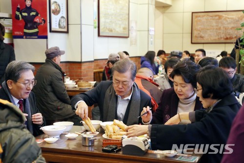 문재인 대통령과 부인 김정숙 여사가 14일 오전(현지시각) 중국 베이징 조어대 인근의 한 현지식당에서 유탸오와 더우장(중국식 두유)으로 아침식사를 하고 있다. 유탸오는 밀가루를 막대 모양으로 빚어 기름에 튀긴 꽈배기 모양의 빵으로 더우장(중국식 두유)에 적셔서 먹는 것으로 중국인들이 즐겨 먹는 아침 메뉴 중 하나다. 뉴시스