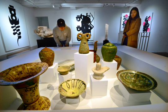 바라캇 서울 갤러리에 전시 중인 고대 문자 유물. 페루 모체문명 채색 화병(5∼9세기·왼쪽부터)부터 중국의 산스크리트어 사리함(13∼15세기), 메소포타미아의 주술 그릇(6∼9세기), 중앙아시아의 질그릇(10∼11세기), 지중해의 눈의 우상(기원전 40세기), 인도의 설화 석고(13∼17세기), 산스크리트어 상감 녹유 사리함(13∼14세기), 중앙아시아의 질그릇(12∼14세기). 신창섭 기자 bluesky@