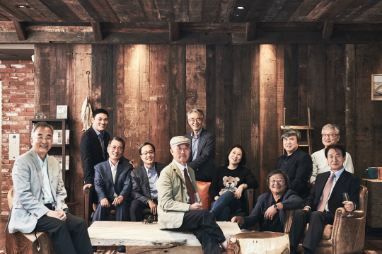 호요미 멤버들. 최정표(왼쪽부터) 건국대 교수, 김순응 김순응아트컴퍼니 대표, 지동현 에이엠플러스자산개발 사장, 김신배 전 SK그룹 부회장, 조태훈 전 건국대 교수, 김낙회 전 제일기획 대표이사, 이무경 전 경향신문 기자, 박은관 시몬느 회장, 홍준형 서울대 행정대학원 교수, 임영철 법무법인 세종 대표변호사, 안경태 전 삼일회계법인 회장.  미래를 소유한 사람들 제공