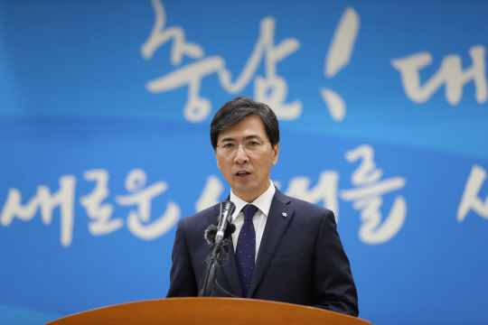 안희정 충남지사가 18일 오전 홍성 충남도청 기자실에서 연말 기자회견을 열고 내년 6·13 지방선거에서 충남지사 3선에 도전하지 않겠다고 밝혔다. 뉴시스