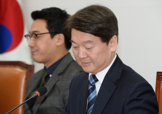 안철수(오른쪽) 국민의당 대표가 18일 오전 국회 당 대표실에서 열린 최고위원회의에서 회의자료를 살펴보고 있다.  김동훈 기자 dhk@