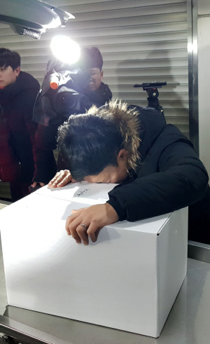 신생아 4명이 잇따라 숨지는 사고가 발생한 서울 양천구 이대목동병원에서 18일 오전 신생아의 시신이 부검을 위해 국립과학수사연구원 서울분원으로 옮겨지는 도중 한 유족이 오열하고 있다. 연합뉴스