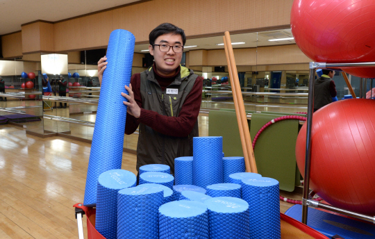 <“나도 출근합니다” 모두가 행복한 일터>기관 아닌 일반업체서 장애인 직업훈련… “취업 뒤 쉽게 적응”