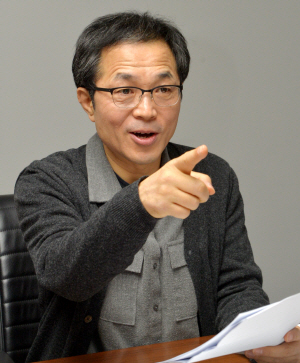 서영채 평론가는 “정상국가로의 전환이 비로소 가시화된 1990년대에 나온 신경숙의 ‘외딴방’은 노동과 성장이라는 두 가지 서사를 지니고 있는데 성공 서사는 그 자체가 부끄러움과 죄의식을 만드는 기계일 수밖에 없다”며 “따라서 소설은 죄의식에 대한 작가 자신의 응답이라고 할 수 있다”고 말했다.   김낙중 기자 sanjoong@