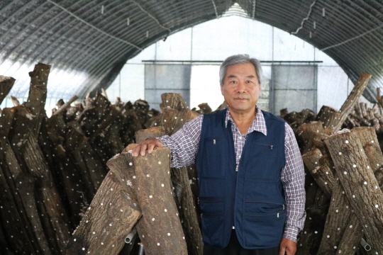 서진홍 ‘산내들 표고버섯 농원’ 대표가 충남 예산에 있는 표고버섯 재배 하우스 안에서 포즈를 취했다. 농림수산식품교육문화정보원 제공