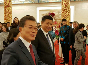 문재인 대통령과 시진핑 중국 국가주석이 지난 14일 베이징 인민대회당 국빈만찬장으로 들어서고 있다. 국빈방문 중 문 대통령이 중국 측 인사들과 식사를 한 것은 이날 만찬을 포함해 2번뿐이어서 ‘혼밥 외교’라는 논란이 일었다. 연합뉴스