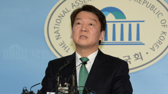 안철수 국민의당 대표가 20일 오전 국회 정론관에서 기자회견을 열고 바른정당과의 통합을 위한 전당원 투표 실시를 제안하고 있다.