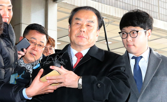 뇌물 및 불법정치자금 수수 혐의를 받는 이우현 자유한국당 의원이 20일 오전 서초동 서울중앙지검에 출석하며 취재진의 질문을 받고 있다. 연합뉴스