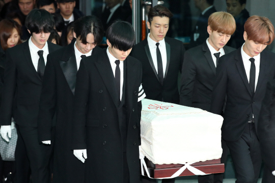 21일 오전 서울아산병원 장례식장에서 그룹 샤이니의 멤버 종현의 발인이 엄수되고 있다. 연합뉴스