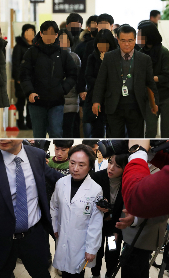 정혜원(아래 사진 가운데) 이대목동병원장이 중환자실에서 사망한 신생아 유가족들(위 사진)과의 면담을 위해 20일 회의실로 들어가고 있다. 연합뉴스