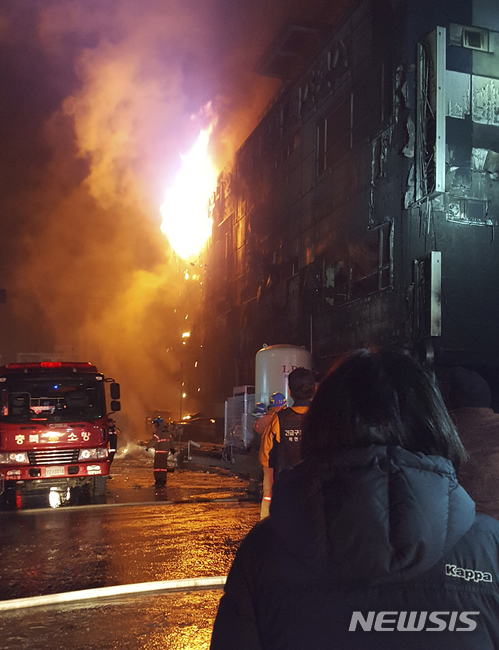 【제천=뉴시스】21일 오후 4시께 화재가 발생한 충북 제천시 하소동의 한 스포츠센터에서 불이 나 건물에서 불길이 치솟고 있다. 2017.12.21.