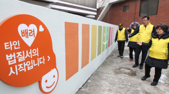 지난해 2월 29일 서울 동작구 신대방1동 마을안전봉사단이 지역을 돌아보며 범죄위험요소가 없는지 점검하고 있다. 동작구청 제공