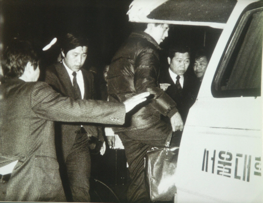 1982년 12월 김대중(오른쪽 두 번째) 전 대통령 일행이 미국으로 떠나기 전에 서울대병원에서 차에 짐을 싣고 있는 장면. 이병훈 당시 조선일보 사진부 기자는 이를 단독으로 촬영했으나 당시 정권의 보도지침으로 인해 지면에 싣지 못했다.   대한언론인회 제공