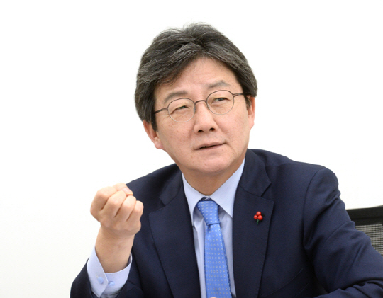 유승민 바른정당 대표가 지난 20일 국회 본청 바른정당 대표실에서 진행된 문화일보와의 인터뷰에서 국민의당과의 통합 관련 구상을 밝히고 있다.김호웅 기자 diverkim@